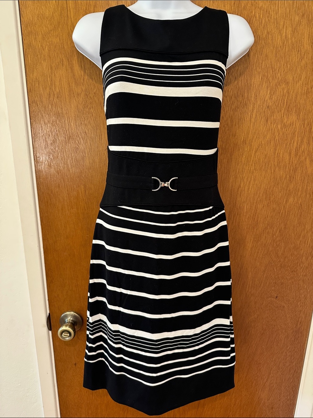 White House Black Market dress size 4, body-con, lined, black and white , zipper